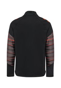 Schwarze Langarmjacke mit hohem Kragen. Mit roten und grauen diagonalen Streifen auf den Ärmeln. Hergestellt aus leichtem, flexiblem Material.