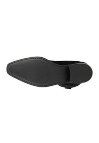 Semelle de chaussure noire avec une surface lisse et légèrement texturée. Présente une forme arrondie et un talon étroit. Les coutures le long du bord sont visibles.