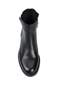 Czarny skórzany botek sięgający kostki o gładkiej fakturze, zaokrąglonym nosku, elastycznym bocznym panelu oraz niskiej, płaskiej gumowej podeszwie.
