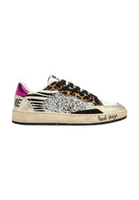 Sneaker multicolori con un pannello di glitter argento, dettagli in stampa leopardata, lacci neri e un cappuccio per il tallone rosa metallico.