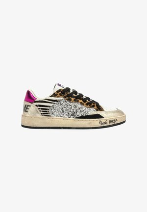 Sneaker multicolori con un pannello di glitter argento, dettagli in stampa leopardata, lacci neri e un cappuccio per il tallone rosa metallico.