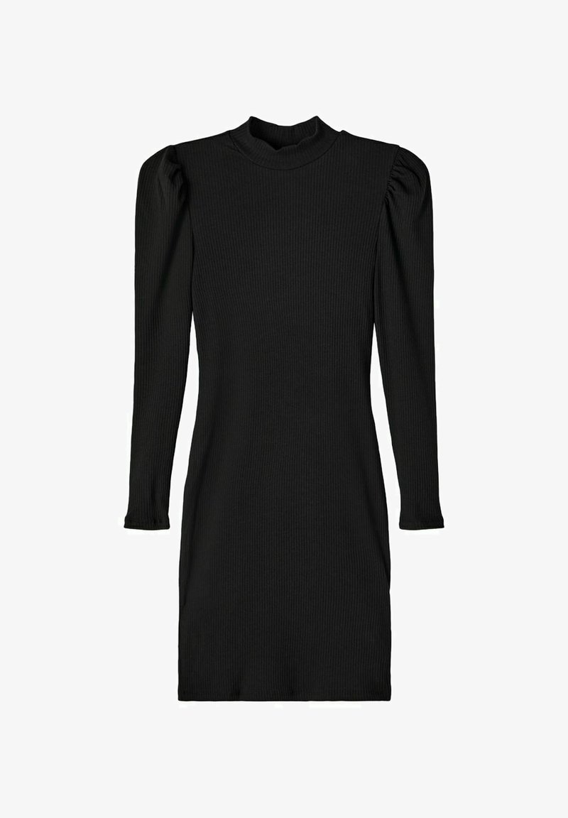 Robe noire en maille côtelée à manches longues avec col montant et épaules légèrement bouffantes, silhouette cintrée et ourlet jusqu'au genou.
