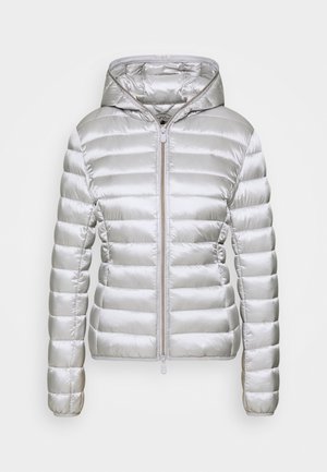 Sølv polstret hættejakke med vandret quiltning og forreste lynlås, vist på en ensfarvet baggrund.