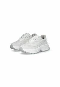 Scarpe da ginnastica bianche caratterizzate da un mix di materiali lisci e texturizzati, punta arrotondata, design con lacci e una suola grigia spessa.