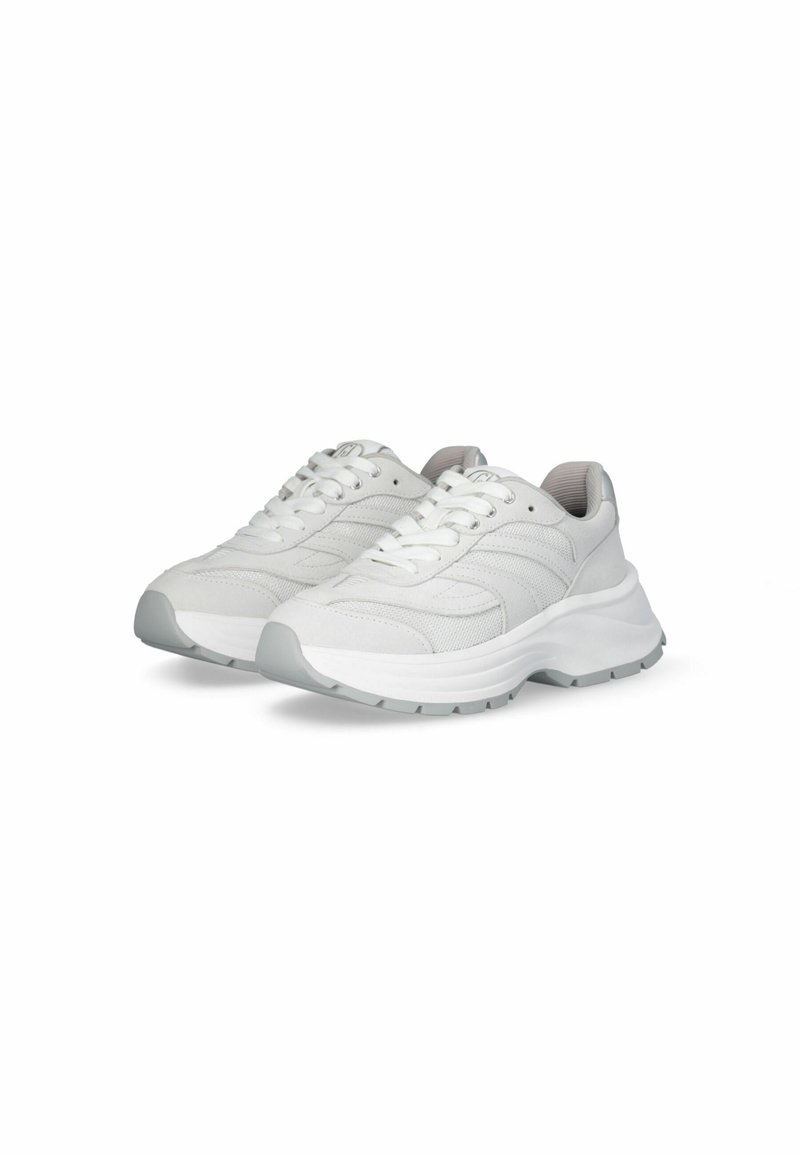 Zapatillas deportivas blancas que presentan una combinación de materiales lisos y texturizados, puntera redondeada, diseño con cordones, y una gruesa suela gris.