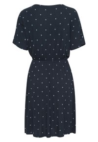 Robe bleu marine à manches courtes avec des pois bleu clair, taille cintrée et coupe décontractée, dotée d'un col rond et d'une texture douce.