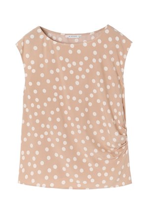 Beżowa bluzka z krótkim rękawem wykonana z miękkiego materiału, zdobiona białymi kropeczkami i marszczeniem po boku dla dodatkowej tekstury.
