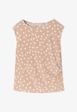 Beige top met korte mouwen van zacht materiaal, met witte stippen en een gerimpeld detail aan de zijkant voor extra textuur.