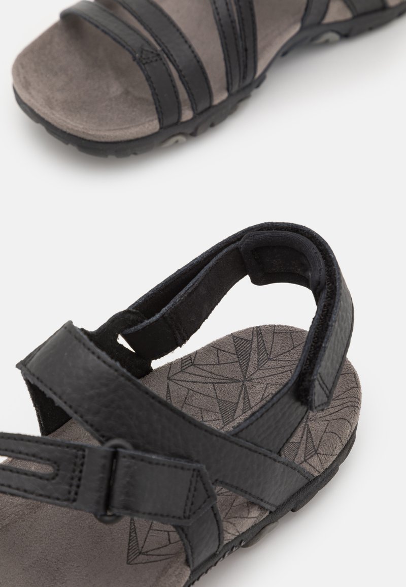 Czarne, regulowane sandały z teksturowanymi paskami. Miękka szara wkładka z geometrycznym wzorem. Gumowa podeszwa zapewniająca przyczepność i trwałość.