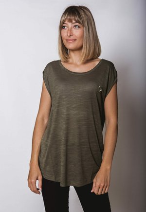 Olivengrünes, leichtes T-Shirt mit lockerer Passform, Rundhalsausschnitt und kurzen Ärmeln; verfügt über ein kleines Akzentdetail auf der linken Brust.