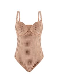Naakt eenstuk zwempak met gevormde cups, omlijnd door kleine zilveren studs, verstelbare bandjes en een aansluitende, soepele textuur.