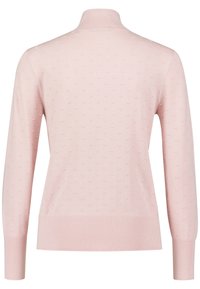 Pull à col roulé à manches longues rose clair avec une subtile texture à points en relief et des bords-côtes aux poignets et à l'ourlet, vu de dos.