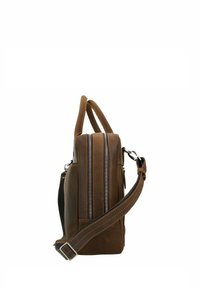 Bolso de cuero marrón con compartimentos dobles con cremallera, silueta plana, asas cortas y una correa de hombro ajustable. Acabado texturizado.