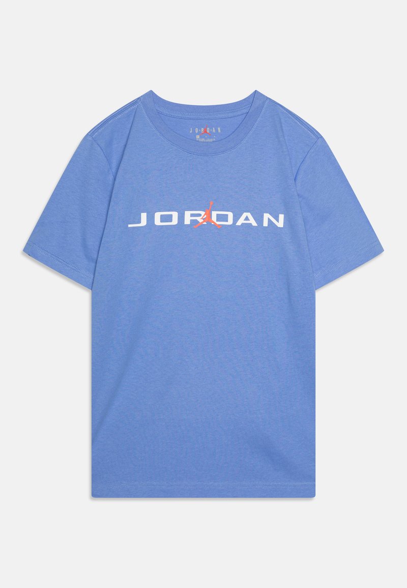 Μπλε βαμβακερό t-shirt με λευκό λογότυπο "JORDAN" και πορτοκαλί σιλουέτα. Βραχίονες κοντοί, στρογγυλή λαιμόκοψη και λεία υφή.