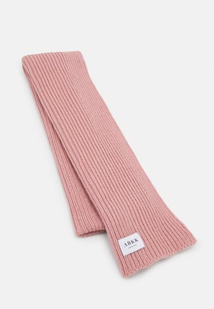 Écharpe en tricot côtelé rose pâle avec une étiquette blanche ARKK Copenhagen à une extrémité, posée à plat sur un fond blanc.