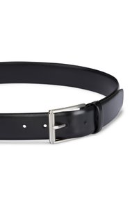 Schwarzer Ledergürtel mit glatter Textur, ausgestattet mit fünf Einstichlöchern, einer rechteckigen silbernen Metallschnalle und einem minimalistischen Design.