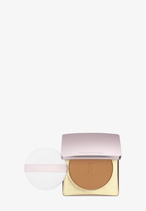 Kompaktpuder mit einem hellrosa metallicfarbenen Gehäuse, goldenem Innenleben und glattem braunem Puder. Inklusive eines weißen Applikatorschwämmchens mit pinkem Band.