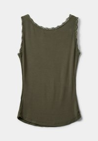 Olajzöld ujjatlan felső, bordázott textúrával, csipkés díszítéssel a dekoltázs és az ujjak körül. Egyenes szabású az alsó részen.