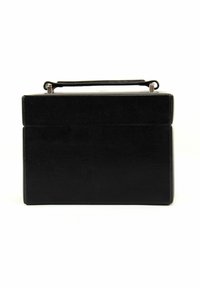 Schwarze Lederhandtasche mit strukturierter rechteckiger Form. Verfügt über einen oberen Griff, eine glatte Oberflächenbeschaffenheit und dezente Nahtdetails entlang der Kanten.