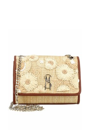Petit sac à main rectangulaire tissé avec des fleurs beiges et blanches brodées, bordure marron, bandoulière chaîne argentée et logo argenté sur le rabat avant.