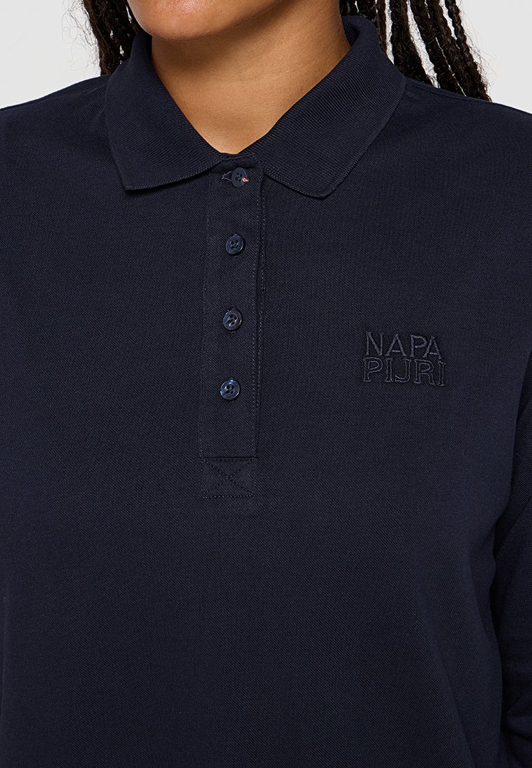 Marineblauwe polo met een kraag, voorzien van een vierknopssluiting en geborduurd "NAPA PIJRI" logo op de linkerkant van de borst. Zacht, gestructureerd materiaal.