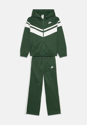 Fato de treino verde feito de tecido suave, apresentando uma jaqueta com capuz com riscas brancas e calças combinando, ambas com acentos do logotipo da Nike.