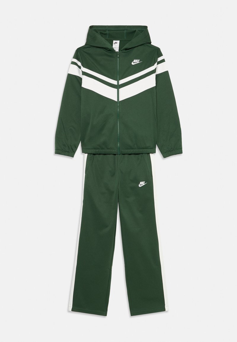 Πράσινη φόρμα από μαλακό ύφασμα, που διαθέτει ζακέτα με κουκούλα και λευκές ρίγες καθώς και παντελόνι που ταιριάζει, και τα δύο με λογότυπα Nike.