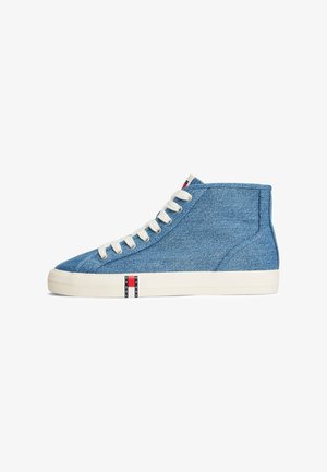 Sneaker alta in denim azzurro chiaro, con lacci bianchi e suola bianca, caratterizzata da un piccolo logo Tommy Jeans.