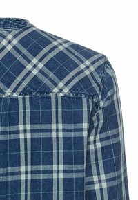 Hemden aus dunkelblauem Denim mit einem karierter Muster. Merkmale sind hellblaue und weiße Linien, kontrastierende Nähte und ein traditioneller Kragen.