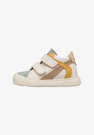 Scarpa da bambino beige con dettagli in suede giallo e grigio, dotata di due cinturini in Velcro e suola in gomma bianca.