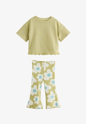 Lysegrøn, ribstrikket kortærmet crop top med flæset kant og matchende vidde bukser med stort hvidt og blåt blomsterprint.