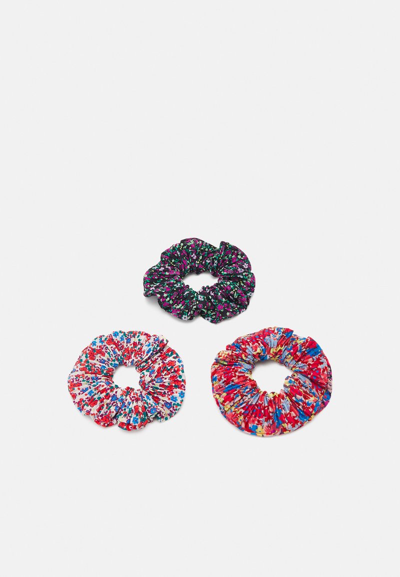 Três ganchos de cabelo em tecido: um preto com padrão floral multicolorido, um branco com flores vermelhas e azuis, e um predominantemente vermelho com toques multicoloridos.