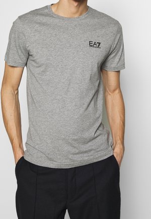 T-shirt gris en coton avec un col rond et des manches courtes. Logo EA7 brodé sur la poitrine gauche. Texture unie.