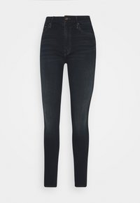 Jeans ajustados de talle alto en negro con cierre de botón y cremallera, bolsillos frontales y traseros, y sutiles detalles de desgaste en los muslos.