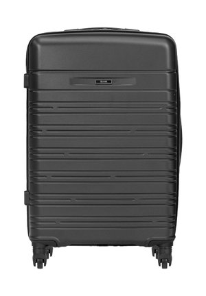 Duża czarna walizka z twardą skorupą, z fakturowanymi poziomymi liniami, cztery obrotowe kółka oraz mała prostokątna metka z logo na przodzie.