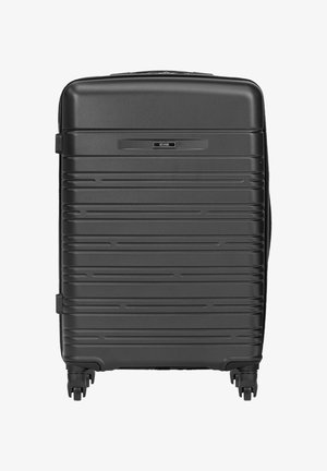 Duża czarna walizka z twardą skorupą, z fakturowanymi poziomymi liniami, cztery obrotowe kółka oraz mała prostokątna metka z logo na przodzie.