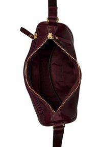 Borsa a tracolla in pelle bordeaux scuro con cerniera dorata, fodera interna visibile e una piccola tasca interna.