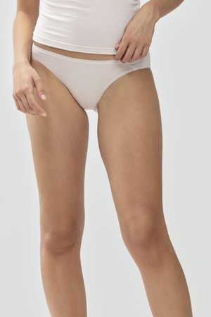 Bikini de mujer en color beige claro, con una textura suave, diseño de corte bajo y cinturilla elástica en contraste. Marca minimalista en el lateral.