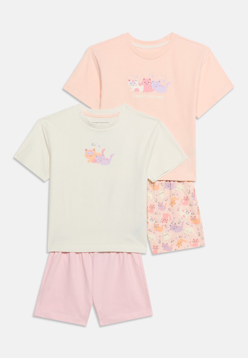 Δύο σετ παιδικές πιτζάμες με κοντά μανίκια και σορτς. Ένα ροδακινί με γατάκια και τη φράση «Sweet Dreams», ένα κρεμ με κοιμισμένες γάτες και ροζ σορτς.