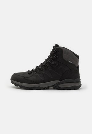 Botte de randonnée noire avec un upper en suède texturé et en synthétique, semelle en caoutchouc et œillets en métal pour les lacets. Design montante pour le soutien de la cheville.