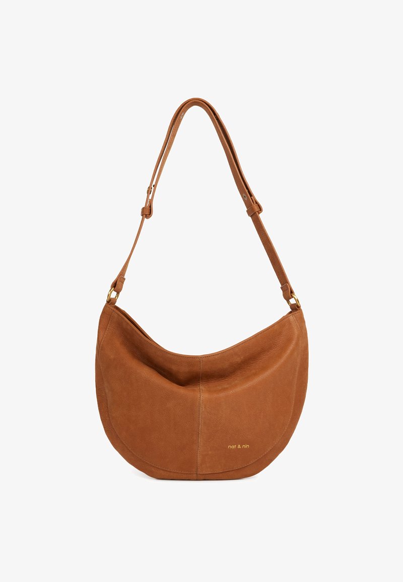 Borsa a tracolla in pelle marrone con design curvo, tracolla regolabile e branding dorato discreto. Tessuto liscio con dettagli di cucitura.