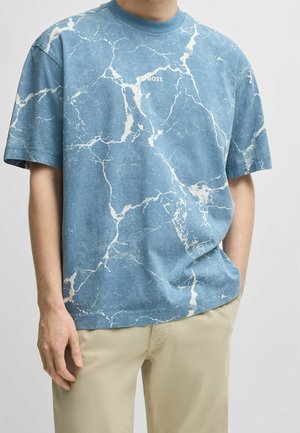 Hellblaues T-Shirt mit Marmor-Muster aus Baumwolle, mit rundem Ausschnitt und kurzen Ärmeln, versehen mit einem kleinen "BOSS"-Logo auf der Vorderseite.
