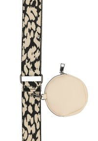 Pochette tonda beige con zip attaccata a una tracolla di tessuto leopardato nero e beige con hardware in metallo.