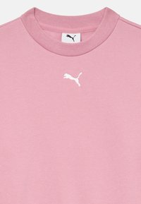 Rosa Rundhalsausschnitt Baumwollpullover mit einem weißen Puma-Logo auf der Brust, mit glatter Textur und normaler Passform.