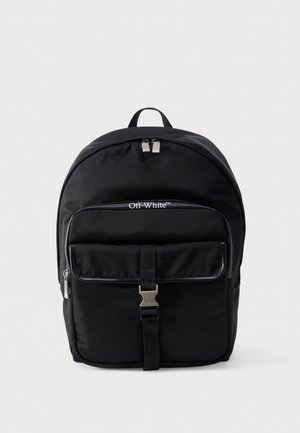 Juoda Off-White kuprinė su dideliu priekiu kišeniu, sidabrine sagtimi ir dviem užtrauktukais viršuje, ant šviesaus vientiso fono.