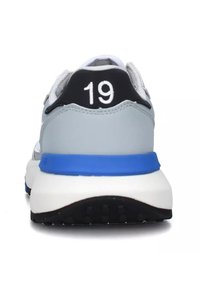 Scarpe sportive grigie e blu con un contrafforte nero che presenta il numero 19, suola in gomma e design superiore in rete.