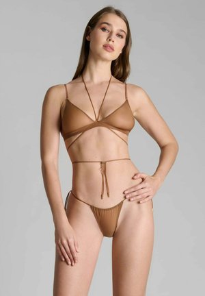 Ensemble de bikini transparent brun comprenant un haut à bonnets triangulaires avec de fines bretelles réglables et un bas de bikini minimaliste avec des liens latéraux.