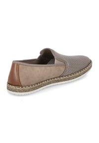 Scarpa slip-on beige con tomaia in rete, dettagli in pelle marrone e suola in stile juta. Punta arrotondata e design a profilo basso. Leggera e traspirante.