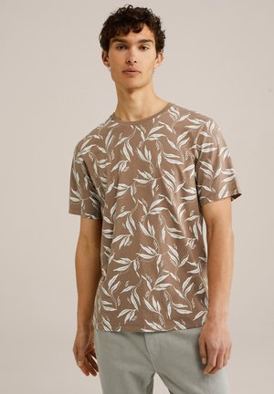 Brun t-shirt med et hvidt bladmønster, korte ærmer, rund hals og en afslappet pasform, lavet af blødt bomuldsstof.