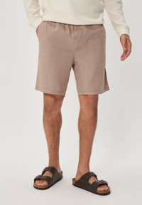 Matinique BARTON - Kratke hlače - simply taupe